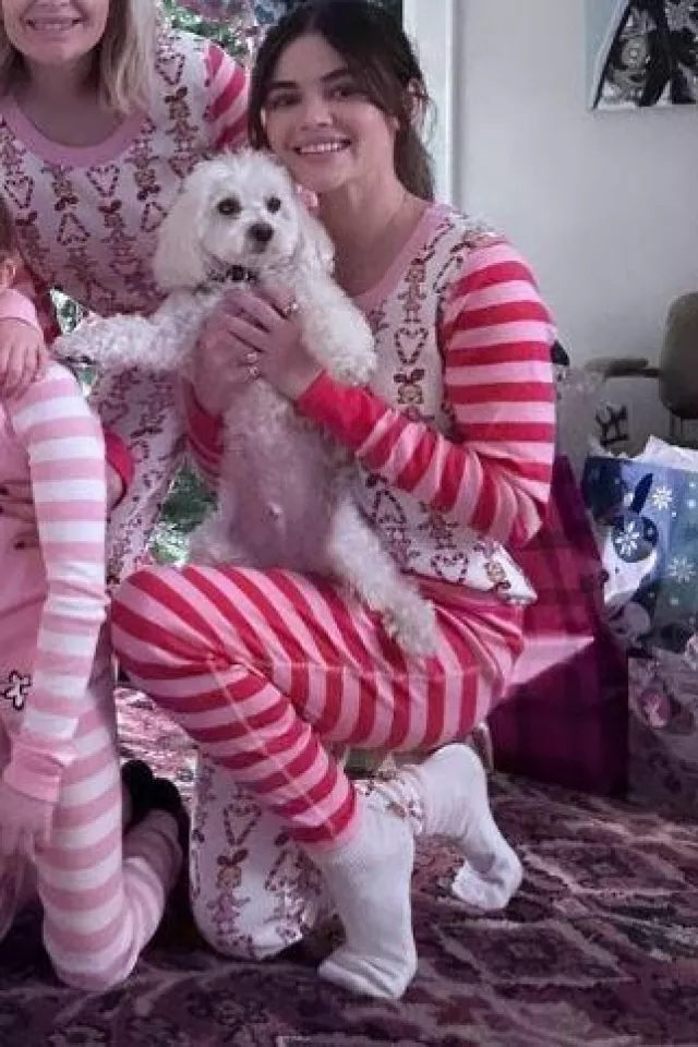 Pantalón de pijama Dr. Seuss Grinch Long John de Hanna Andersson usado por Lucy Hale en su historia de Instagram el 24 de diciembre de 2023