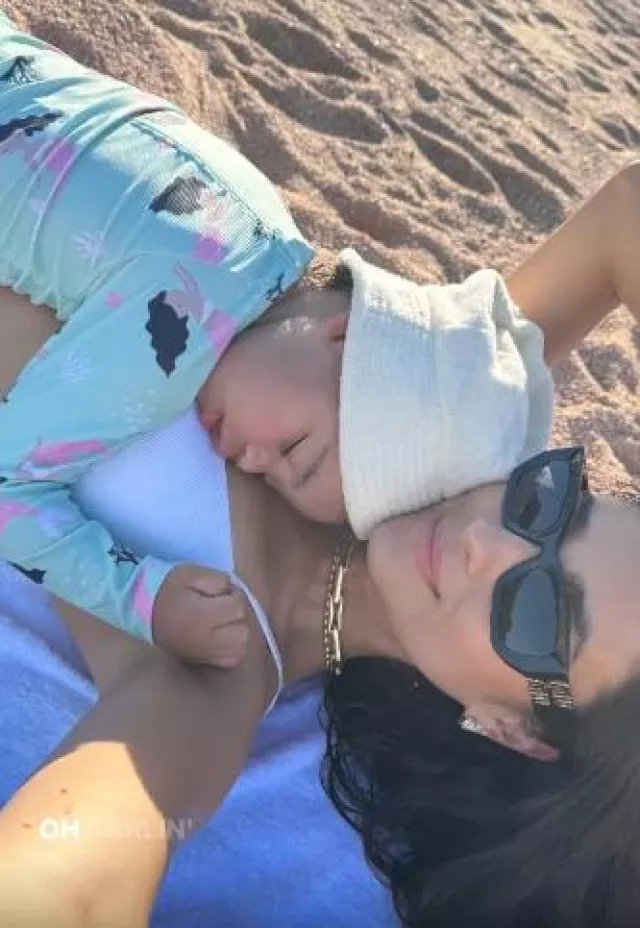 Gafas de sol Miu Miu Mu 09Ws usadas por Shay Mitchell en su publicación de Instagram Story el 8 de diciembre de 2023