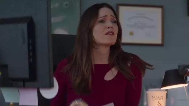 Elie Tahari Long Sleeve Cut Out Rib Knit porté par Benita Alexander (Mandy Moore) comme on le voit dans Dr. Death (S02E01)