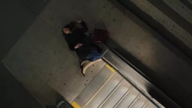 Falda de punto crepé de Scanlan Theodore usada por Benita Alexander (Mandy Moore) como se ve en Dr. Death (S02E02)