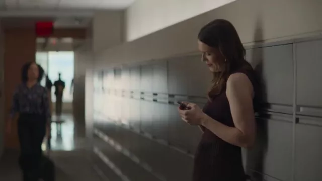 Theory Vestido midi combinado plisado sin mangas usado por Benita Alexander (Mandy Moore) como se ve en Dr. Death (T02E02)
