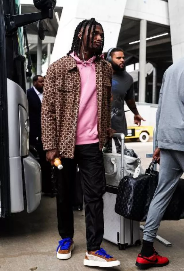 Veste à carreaux croisés beige et marron Sandro portée par CeeDee Lamb sur le compte Instagram @cee2x___