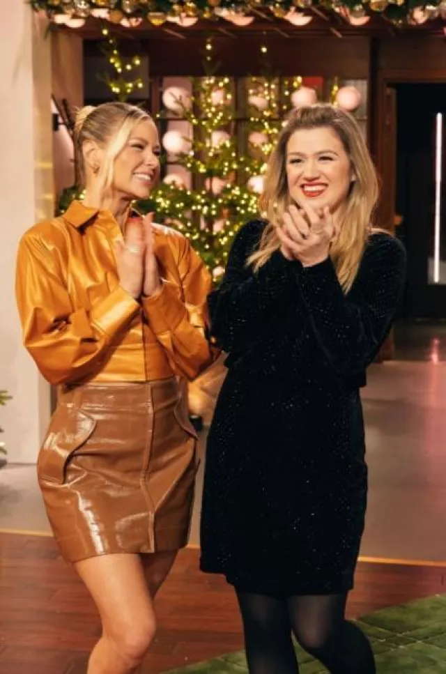 Liv Foster Minirobe en velours ornée de strass portée par Kelly Clarkson au Kelly Clarkson Show 5.46 le 20 décembre 2023