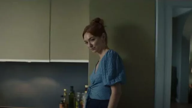 Chemisier Monki Wrap Side porté par Evie (Eleanor Tomlinson) comme on le voit dans Le Couple d’à côté (S01E04)