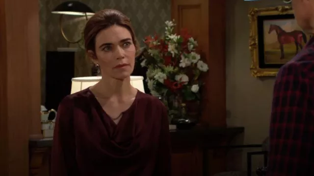Chemisier drapé Andrews écru porté par Victoria Newman (Amelia Heinle) dans Les Feux de l’amour le 26 décembre 2023