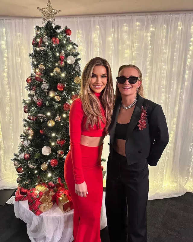 Gemeli Power Von Ritz usada por Chrishell Stause en su publicación de Instagram de diciembre el 24, 2023