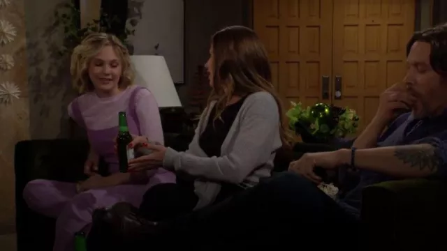 Pantalones de pana de pierna recta Billabong New Age usados por Lucy Romalotti (Lily Brooks O'Briant) como se ve en The Young and the Restless el 28 de diciembre de 2023