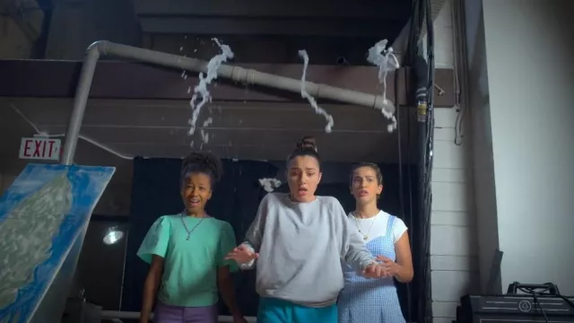 Robe en seersucker H&M portée par Leanna Timmons (Ana Araujo) comme on le voit dans I Woke Up a Vampire (S01E01)