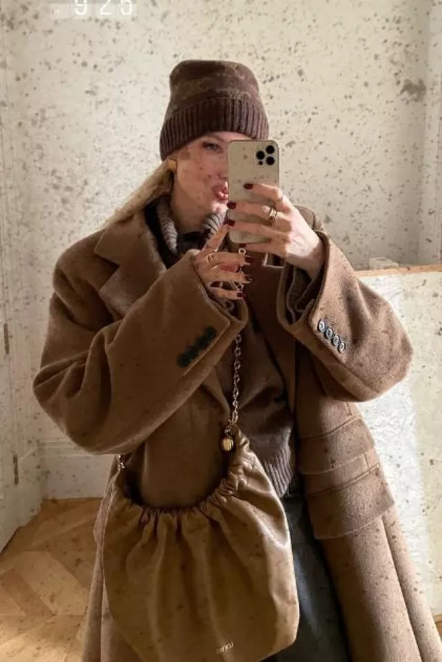 Loewe Small Squeeze Bag worn by  Leonie Hanne on her Instagram Story on December 10, 2023