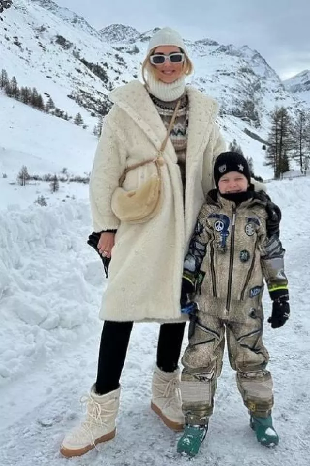 Prada Arque Shearling And Leather Shoulder Bag worn by  Chiara Ferragni on her Instagram Post on December 10, 2023