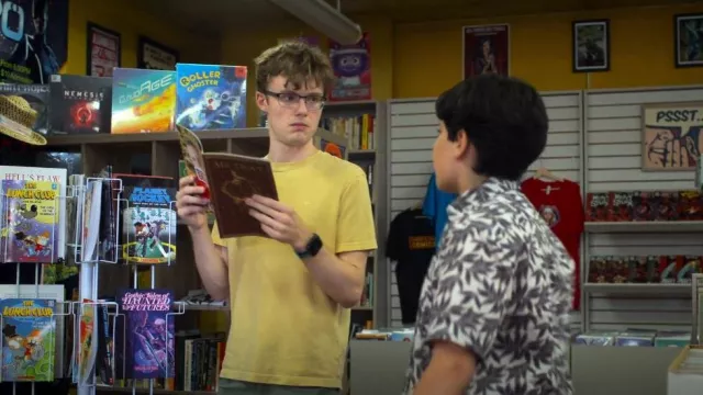 Camiseta AE Super Soft Legend usada por Fry guy (Eric Andrews) como se ve en I Woke Up a Vampire (T01E04)