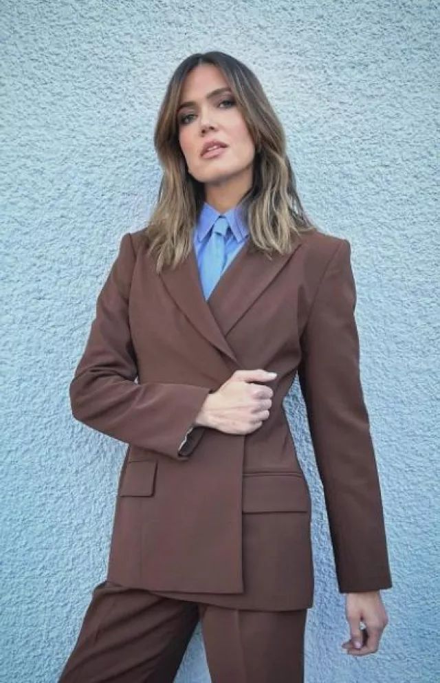 Blazer Kallmeyer Sablier en traje pesado de nogal usado por Mandy Moore en su publicación de Instagram el 12 de diciembre de 2023