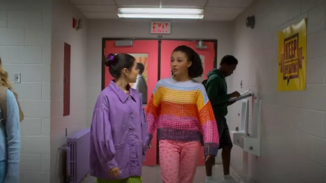 Poncho rayé Anthropologie porté par Madison Spencer (Aaliyah Cinello) comme on le voit dans I Woke Up a Vampire (S01E06)