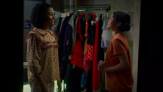En saison Ruf­fle Blouse In Brown worn by Madison Spencer (Aaliyah Cinello) as seen in I Woke Up a Vampire (S01E08)