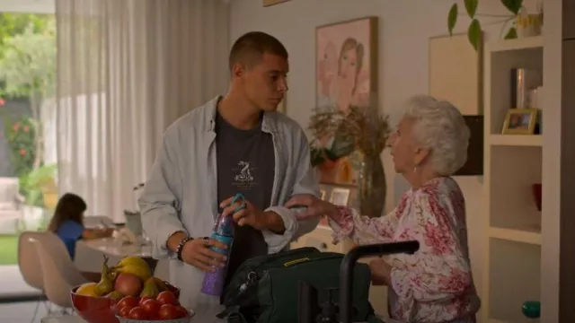 Thrills Napalm Merch Fit Tee Merch Black porté par Santiago 'Santi' Hernandez (Carlos Sanson Jr.) dans Bump (S03E07)