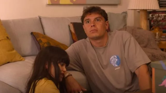 Afends Whirl­wood Boxy Graph­ic T-shirt worn by Santiago 'Santi' Hernandez (Carlos Sanson Jr.) as seen in Bump (S04E01)