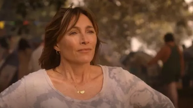 Por Charlotte Collar de loto y pequeño Buda de oro vermeil de 18 quilates usado por Angie Davis (Claudia Karvan) como se ve en Bump (T04E01)