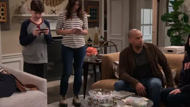 Dr Martens 1460 Pas­cal Max Boot In Pale Olive worn by Grace (Sofia Capanna) as seen in Extended Family (S01E02)
