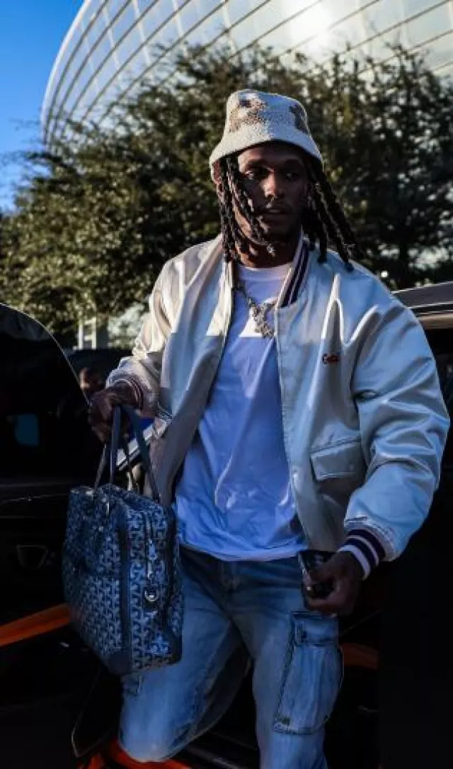 Jeans cargo Amiri Stone Indigo 'M65' porté par CeeDee Lamb sur le compte Instagram @cee2x___