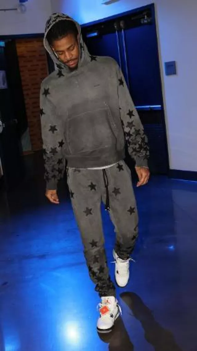 Pantalon de survêtement Amiri x Chemist Dark Grey Star Patch porté par Temetrius Morant sur le compte Instagram @jamorant