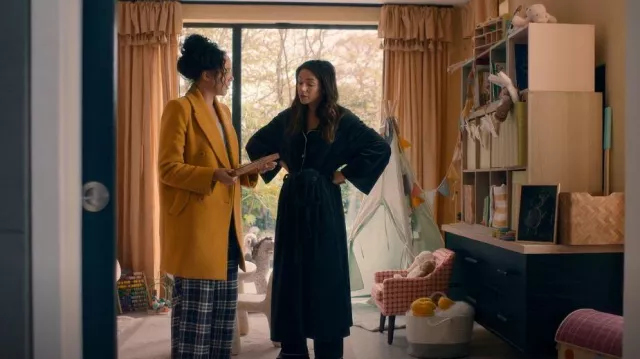 & Other Stories Manteau en laine à double boutonnage porté par Eva Finn (Adelle Leonce) comme on le voit dans Fool Me Once (S01E05)