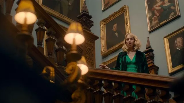 Maje Riannette Robe en satin portée par Caroline Burkett (Hattie Morahan) comme on le voit dans Fool Me Once (S01E05)