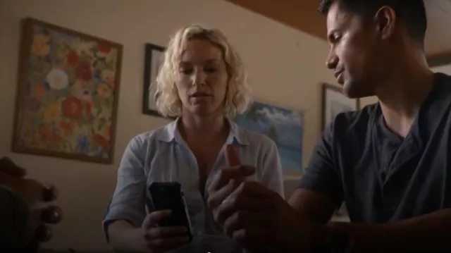 Camisa de panel lateral de James Perse usada por Juliet Higgins (Perdita Weeks) como se ve en Magnum P.I. (S05E20)