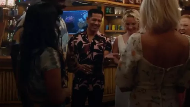 Hugo Boss Chemise décontractée noire et rose portée par Thomas Magnum (Jay Hernandez) comme on le voit dans Magnum P.I. (S05E20)