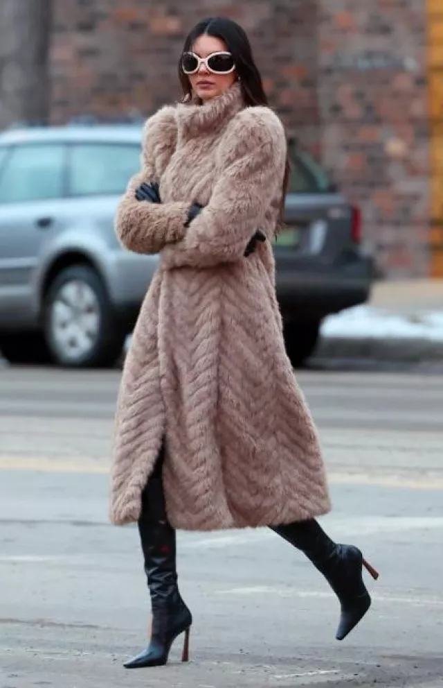 Manteau de fourrure Balenciaga à chevrons porté par Kendall Jenner à Aspen le 19 décembre 2023