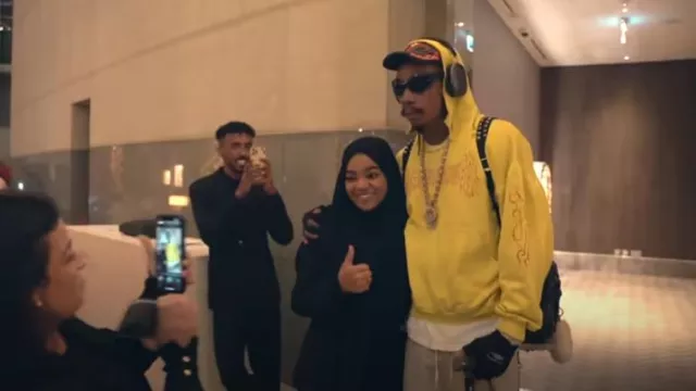 Balenciaga Black Round 'Dynamo' Sunglasses worn by Wiz Khalifa in Roscoes [Official Music Video]