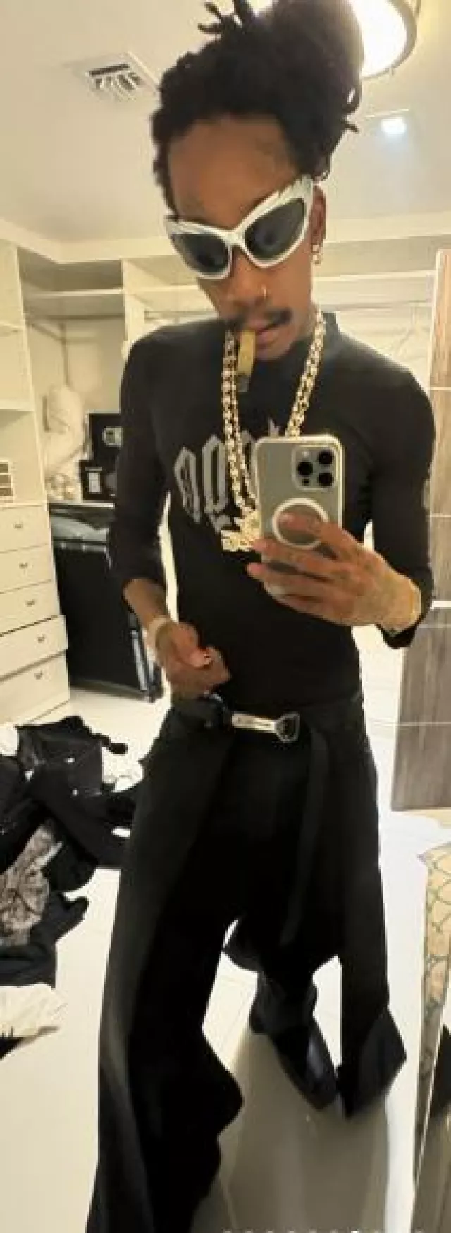 Cinturón abridor de botellas negro de Balenciaga usado por Wiz Khalifa en la cuenta de Instagram @wizkhalifa