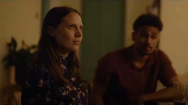 Ted Baker Ooma Haut à col noué dos nu porté par Bishanyia Vincent comme on le voit dans Les Douze (S01E07)