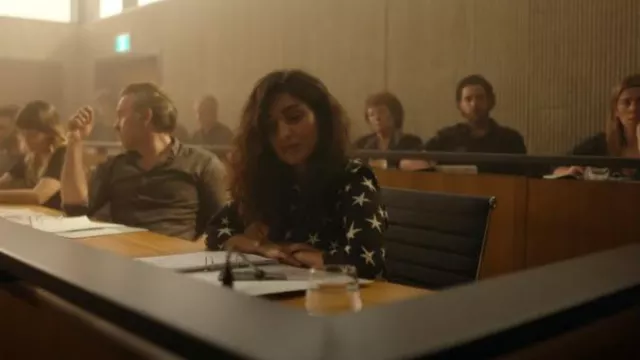 Robe Star Struck portée par Corrie D’Souza (Pallavi Sharda) dans The Twelve (S01E09)