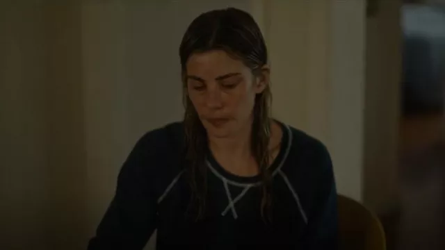 Haut raglan à manches longues en tricot de coton biologique Soho en bleu marine porté par Georgina Merrick (Brooke Satchwell) comme on le voit dans The Twelve (S01E09)