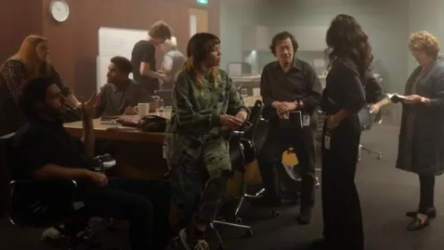 Pantalon de jogging New Balance Minimise Tide Dye porté par Vanessa Young (Catherine Văn-Davies) dans The Twelve (S01E09)