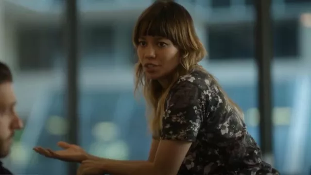 T-shirts imprimés noirs Asics Onitsuka Tiger portés par Vanessa Young (Catherine Văn-Davies) dans The Twelve (S01E10)