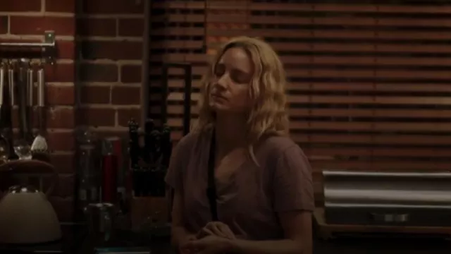 Madewell Whisper Cotton V Neck Tee Shirt Purple worn by Magalie Leblanc (Laurence Leboeuf) as seen in Transplant (S04E08)