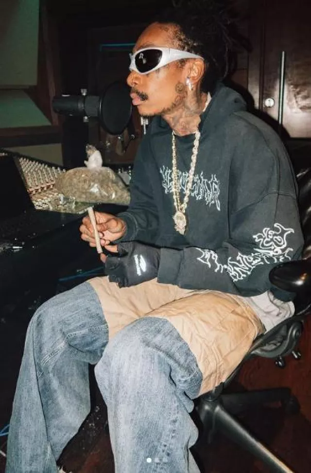 Sweat à capuche Balenciaga Black Outline Metal Logo porté par Wiz Khalifa sur le compte Instagram @wizkhalifa