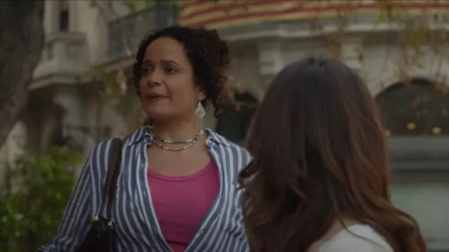 Kendra Scott Addie boucles d’oreilles en argent en filigrane d’argent portées par Amy Piel (Laila Robins) comme on le voit dans Dr. Death (S02E06)