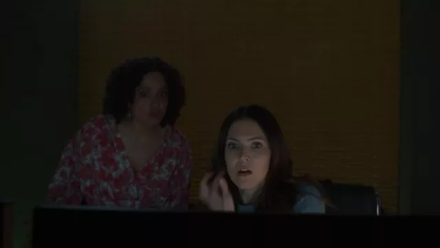 Chemisier portefeuille à imprimé floral Iro porté par Amy Piel (Laila Robins) dans Dr. Death (S02E07)
