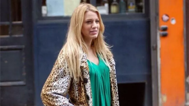 Le manteau Leopard porté par Serena van der Woodsen (Blake Lively) dans la série Gossip Girl (Saison 1 Episode 9)