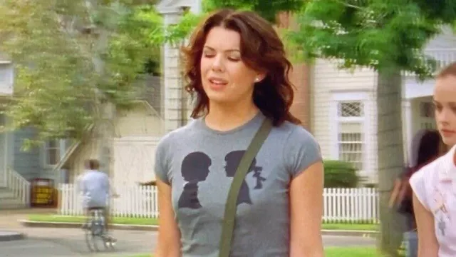 Le t-shirt Deesh porté par Lorelai Gilmore (Lauren Graham) dans la série Gilmore Girls (Season 4 Episode 1)