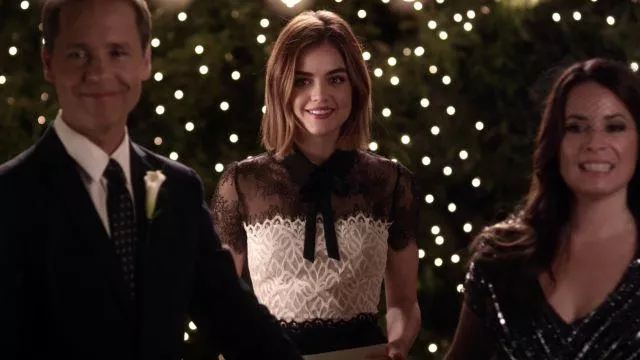 La robe dentelles portée par Aria Montgomery (Lucy Hale) dans la série Pretty Little Liars (Saison 6 Episode 17)