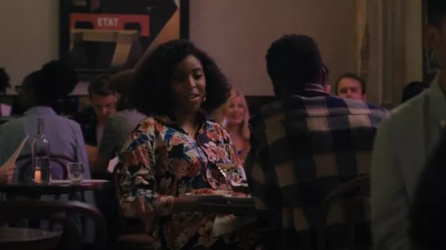 Saint Laurent Chemise longue oversize à fleurs portée par Mia Hines (Jessica Williams) vue dans Love Life (S02E05)