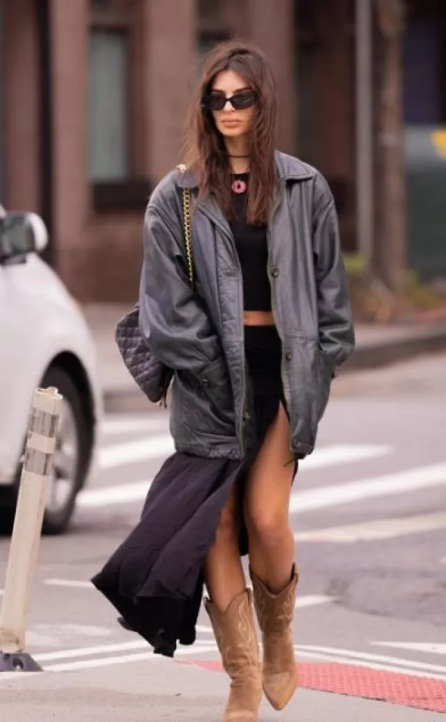 Vertigo Obsidian Medallion worn by Emily Ratajkowski in NYC on January ...