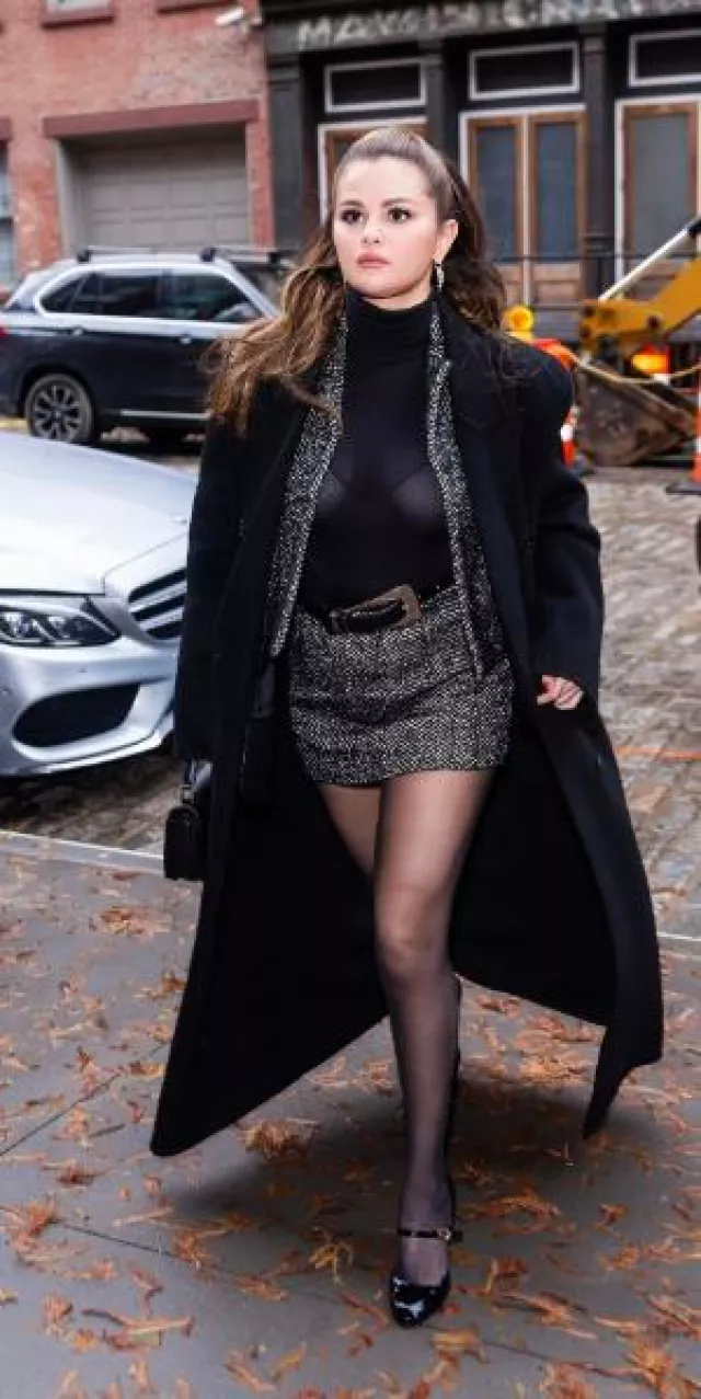 Le manteau Frankie Shop Delphina porté par Selena Gomez à New York le 11 décembre 2023