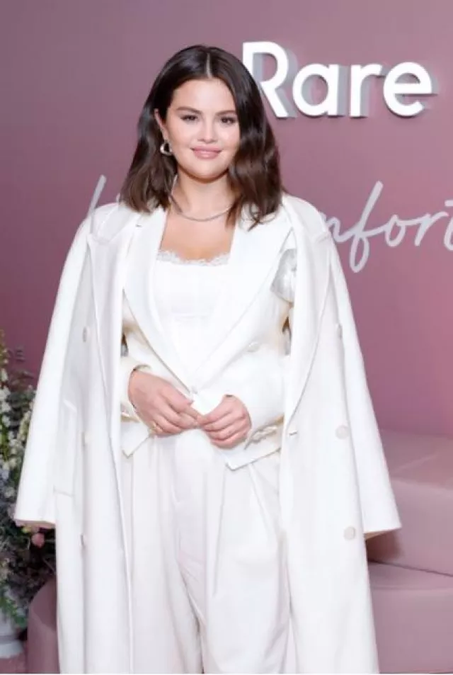 Corset Victoria’s Secret Dream Angels porté par Selena Gomez lors du lancement de la collection pour le corps Find Comfort de Rare Beauty le 10 janvier 2024