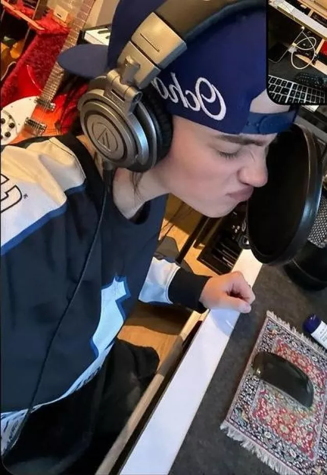 Casquette bleue New Era League Essential 9Fifty Los Angeles Dodgers portée par Billie Eilish sur son post Instagram le 3 janvier 2024