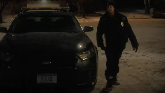 Bottes à lacets en fausse fourrure Sorel Caribou portées par l’adjointe de la police du Minnesota Indira Olmstead (Richa Moorjani) vue dans Fargo (S05E06)