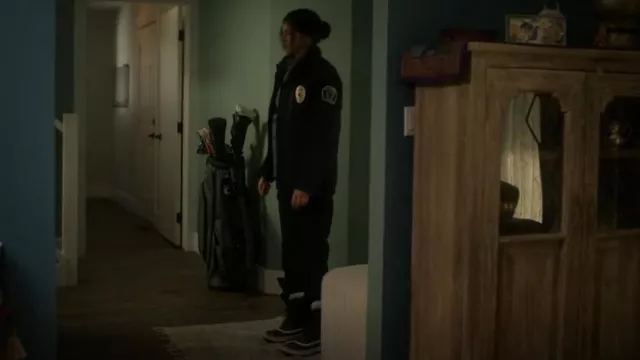 Botte Caribou de Sorel portée par l’adjointe de la police du Minnesota Indira Olmstead (Richa Moorjani) vue dans Fargo (S05E08)